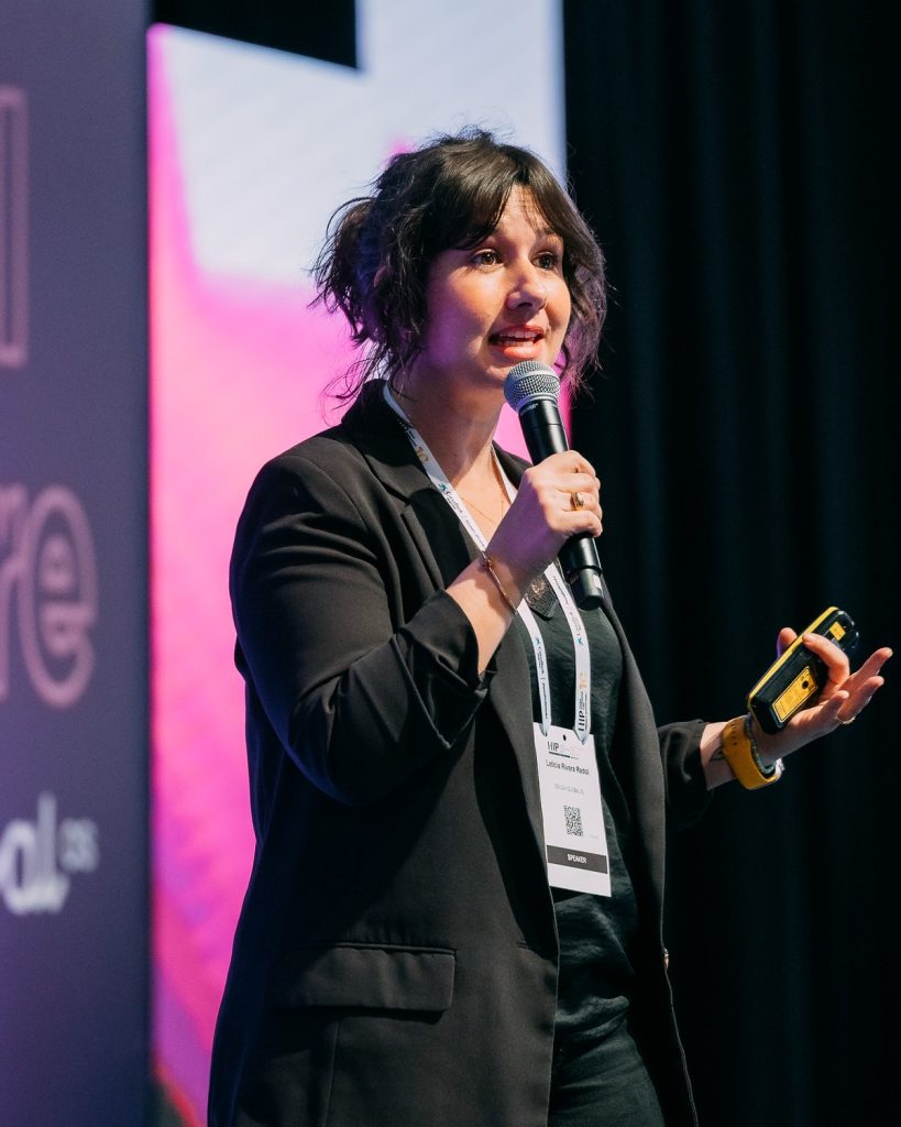 Leticia Rivera, ponente de IA, en el Digital Theatre de HIP 2026