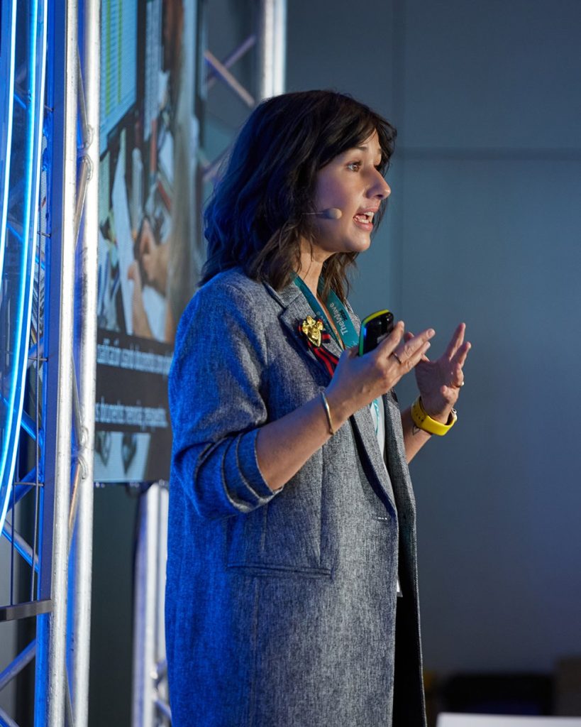 Leticia Rivera explicando IA a un equipo de empresa